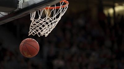 NBA篮球运动员运球突破精彩瞬间